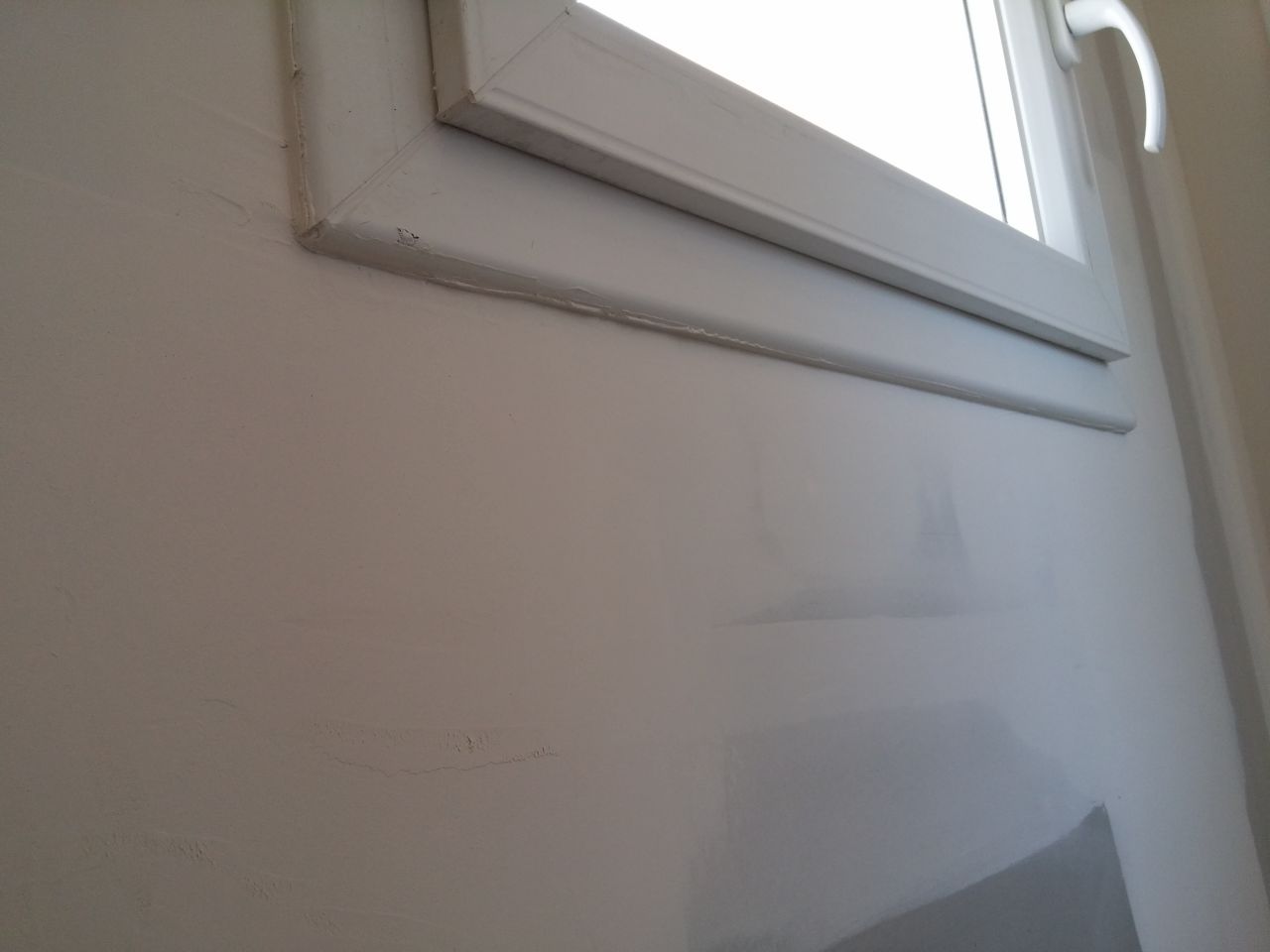 Série je suis assis sur le trône, sur ma gauche se trouve une charmante petite fenêtre finition Bigné à coup de tournevis avec une couche de mastique et une magnifique couche de plâtre du plus bel effet!