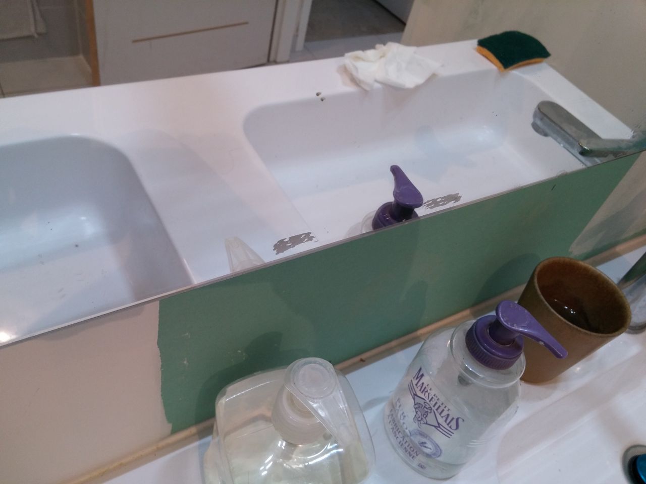Double trace de matière inconnu pour cette double vasque, pas de jaloux. 
<br />

<br />
Va falloir essayer autre chose que le st marc..