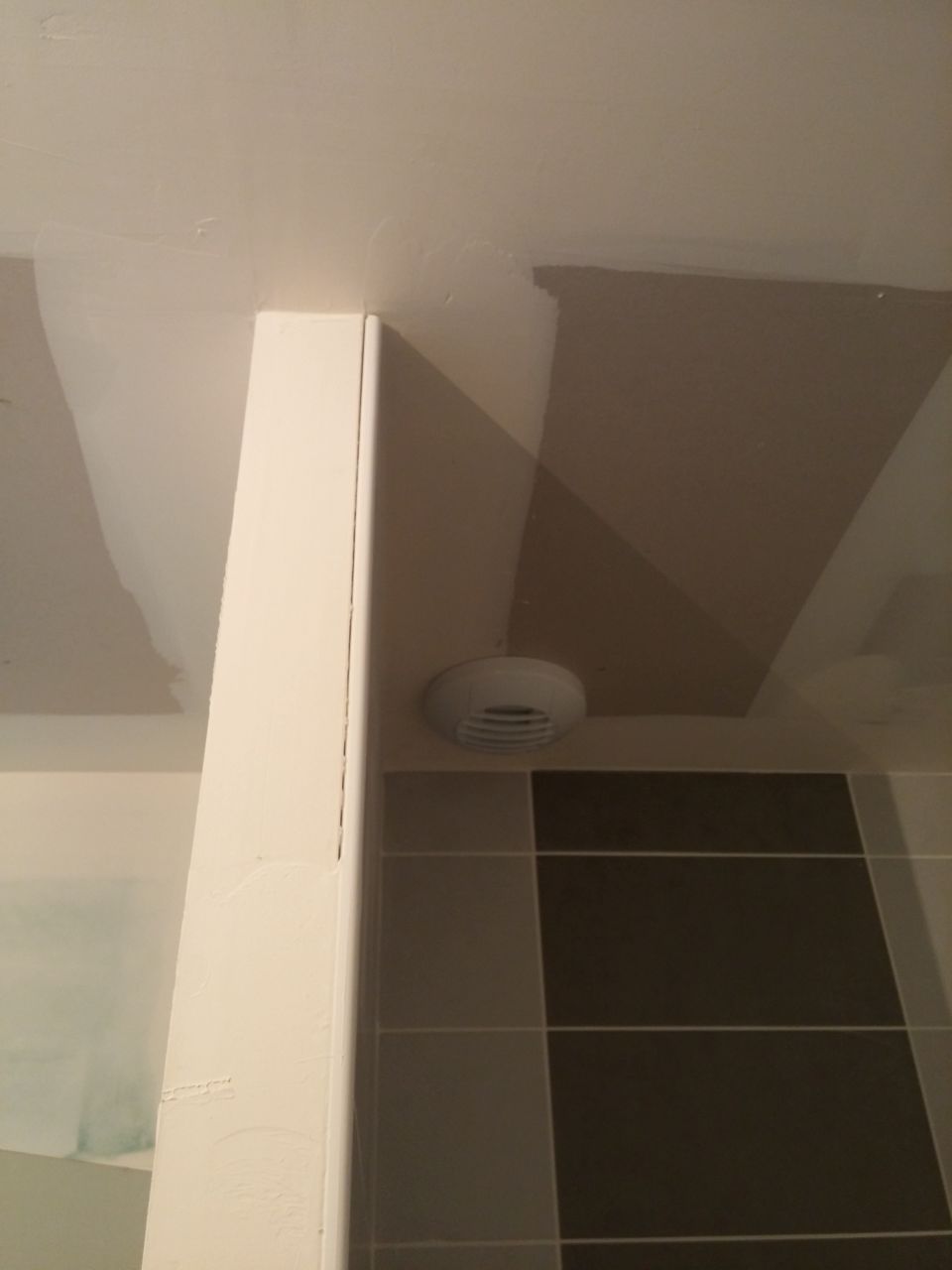A priori l'échelle devait être un peu courte pour mieux coller la barrette d'angle...