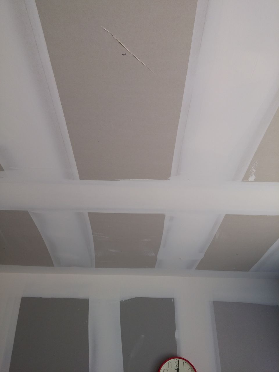 Surement trop petit pour que personne ne le vois... En même temps ça va bien avec les épluchures des autres panneaux au plafond. Bizarrement les murs sont nettement plus sain, certainement un champignon qui aime la chaleur des plafonds.