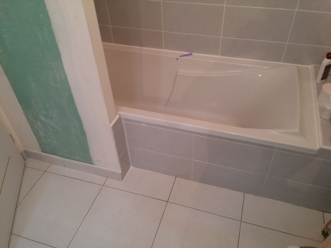 C'était bien parti mais finalement il manque la trappe d'accès technique pour la baignoire. :(