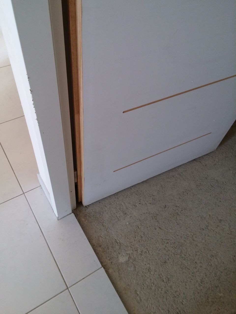 Comme souvent quelques épluchures sur les angles des boiseries intérieur, surement un allergique aux finitions Clean.
<br />
Manque de carreaux peut être aussi, mais comme j'avais demandé du gris, ça doit être ça. ^^