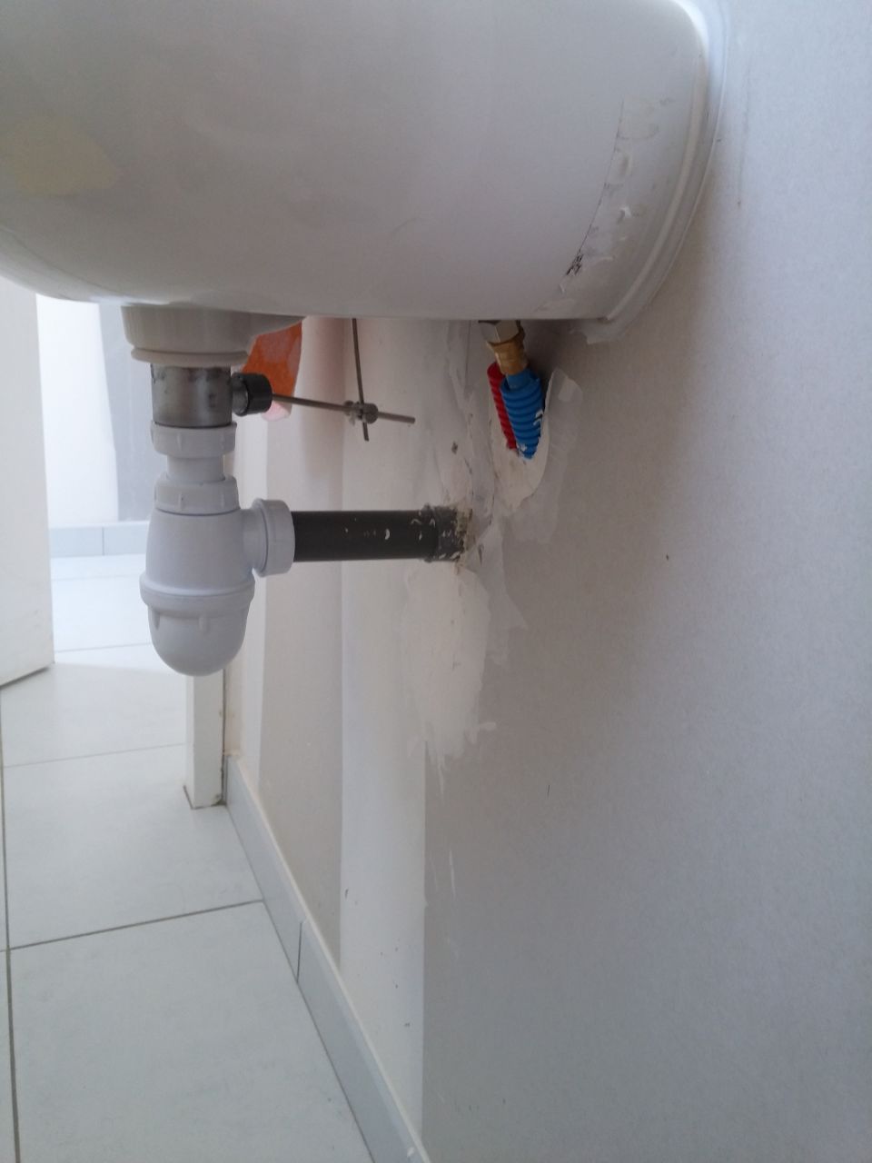 Lave-main version Home-D-Cavernes! 
<br />
Du plus bel effet assis sur le trône 