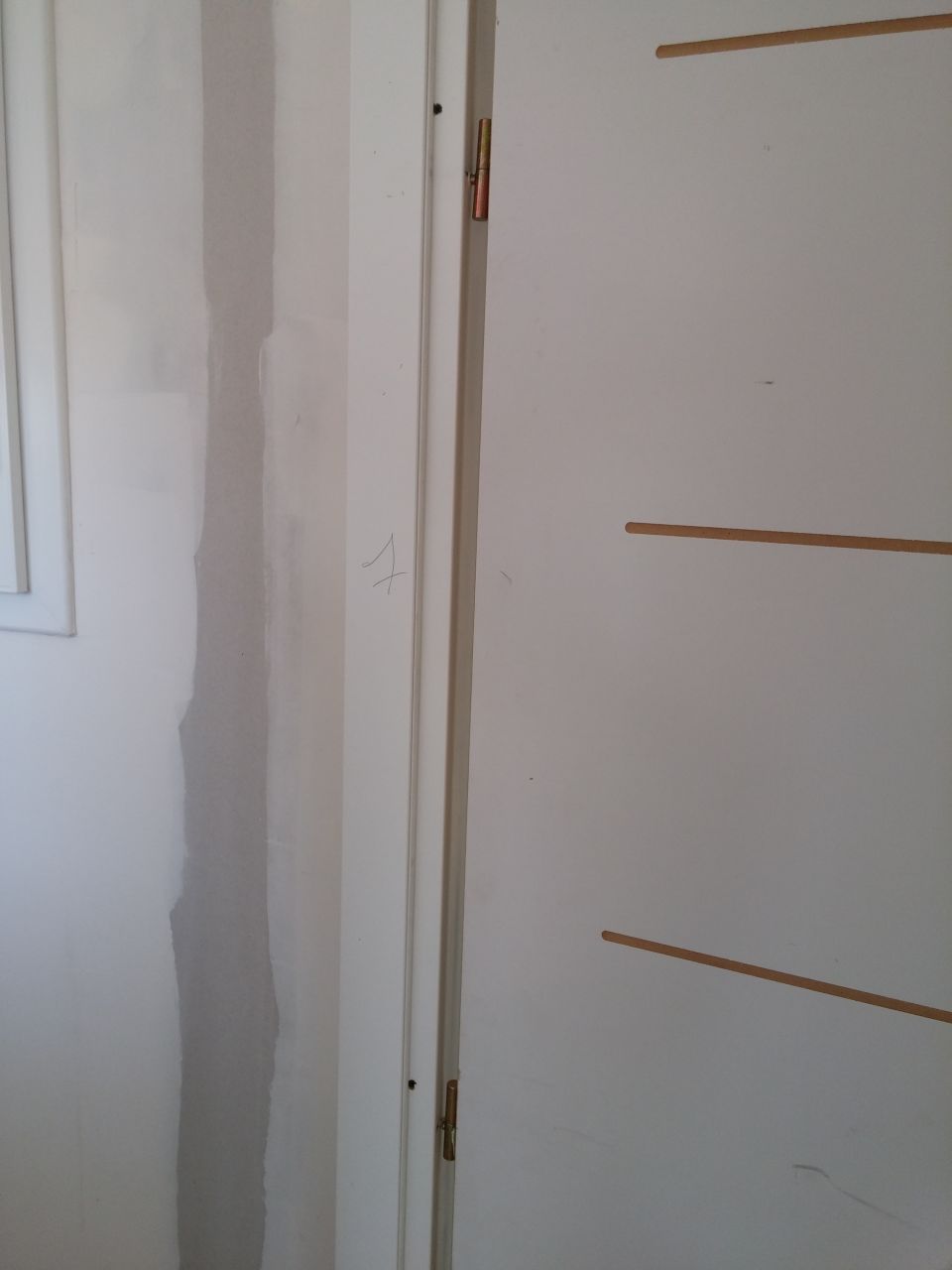 Certainement un manque de joint pour les vis ainsi que de gomme. Dommage le plâtre utilisé pour peinturlurer les encadrements de portes et fenêtres aurait été plus utile ici. ^^