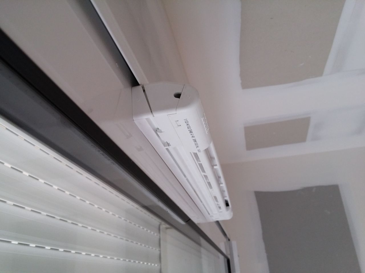 Grille de ventilation de baie multi-fonction! En plus de ventiler, ce modèle permet d'éplucher la peinture du montant de baie à chaque passages.
<br />
De plus,le frein que procure cette engoncement, rend le poids de la baie vitré encore plus lourde, afin de bien ressentir le poids de la qualité.
<br />
du plus bel effet dans le salon!