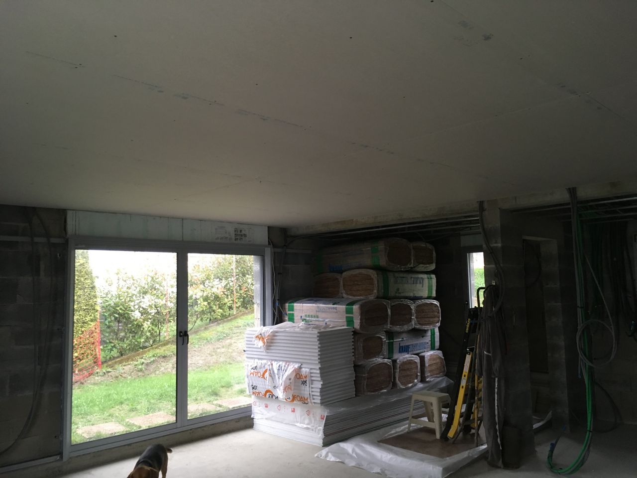 plafond séjour salle à manger plaqué, en arrière plan la laine de verre et le placo pour finir le rez de jardin.