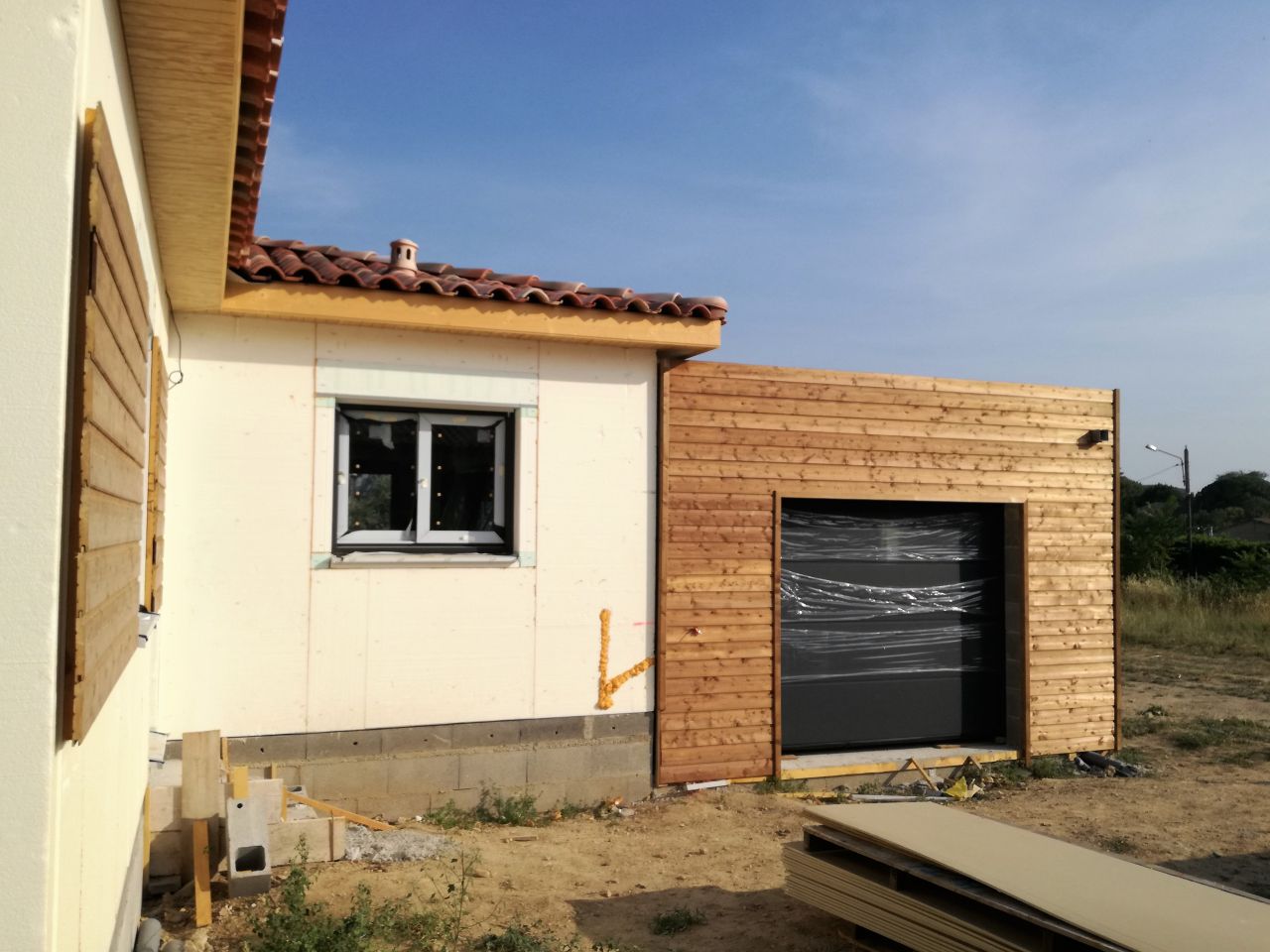 Pose de la porte de garage, belle porte, belle finition !