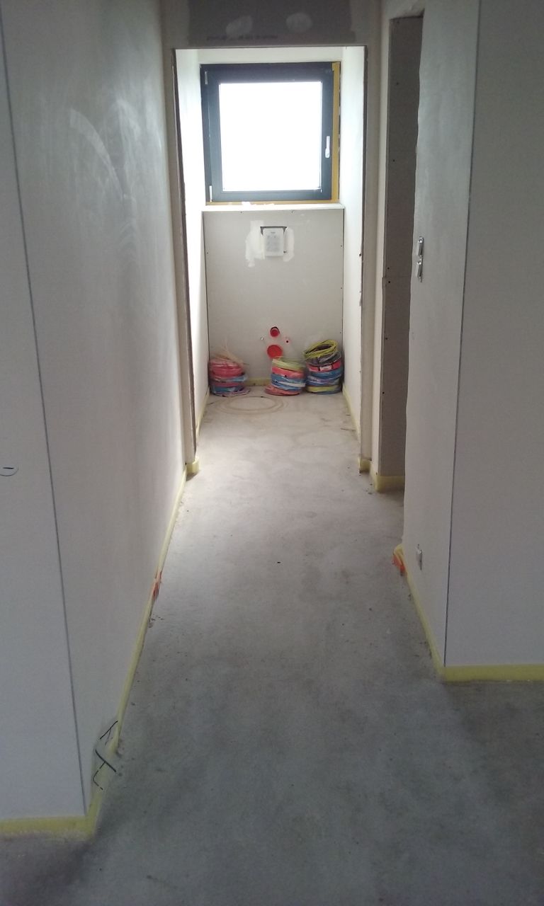 Chape du couloir et WC.