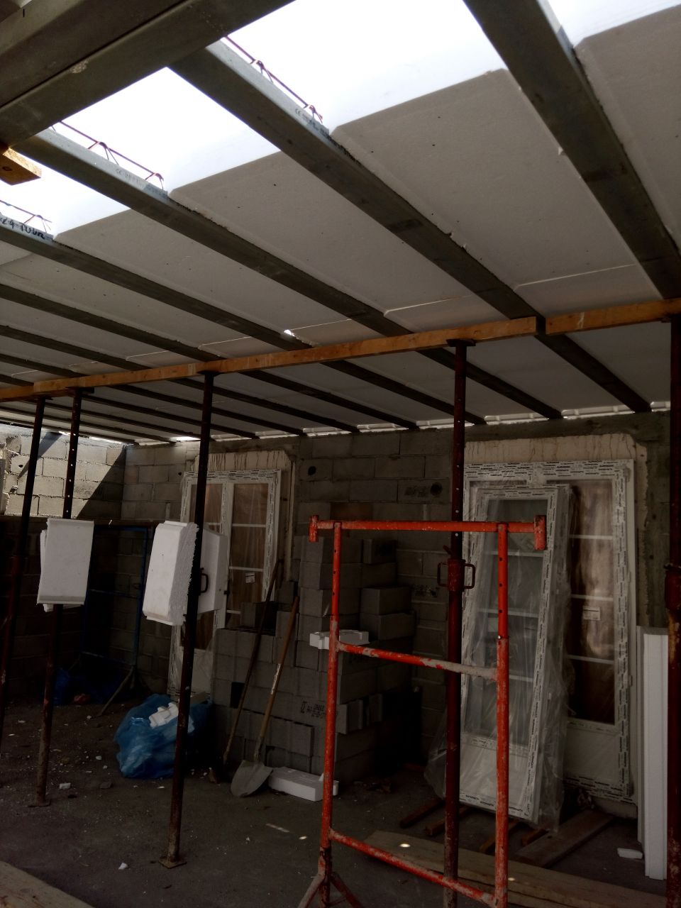préparation plancher du 1° étage - pose des poutrelles et hourdis.