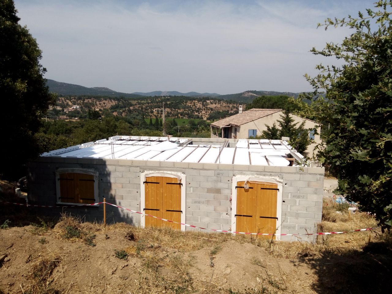 préparation plancher du 1° étage - pose des poutrelles et hourdis.