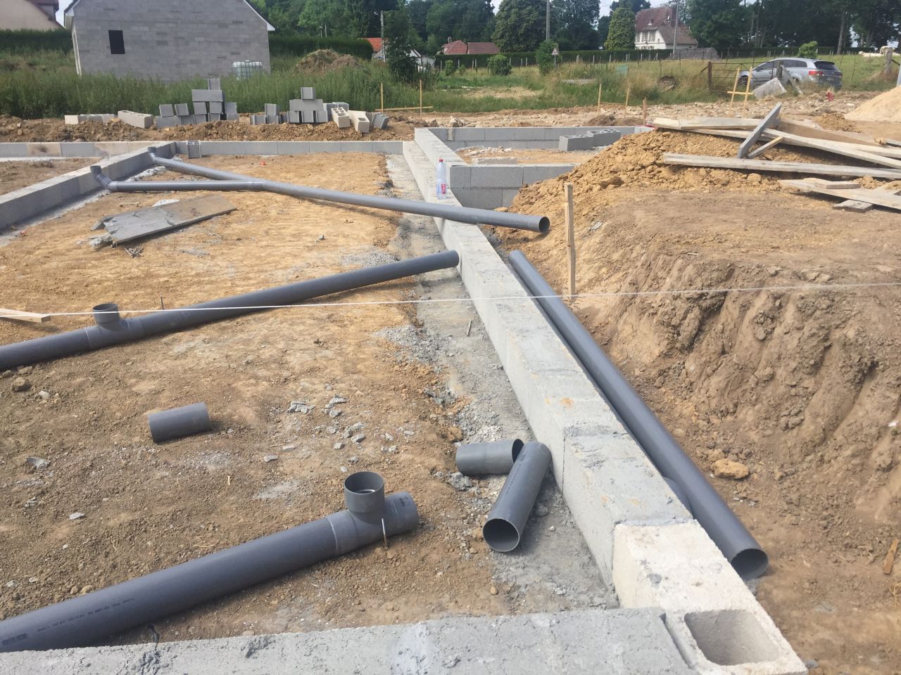 Pose des évacuations pvc en cours