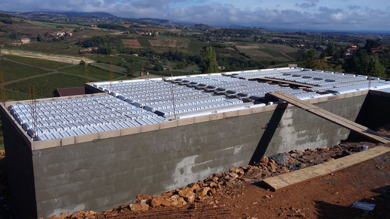 Le sous sol est fini! la maonnerie n'avance plus beaucoup (1 ou 2 ouvriers sur le chantier et pas tous les jours) ! et la qualit de pose des moellons n'est plus comme au dbut.