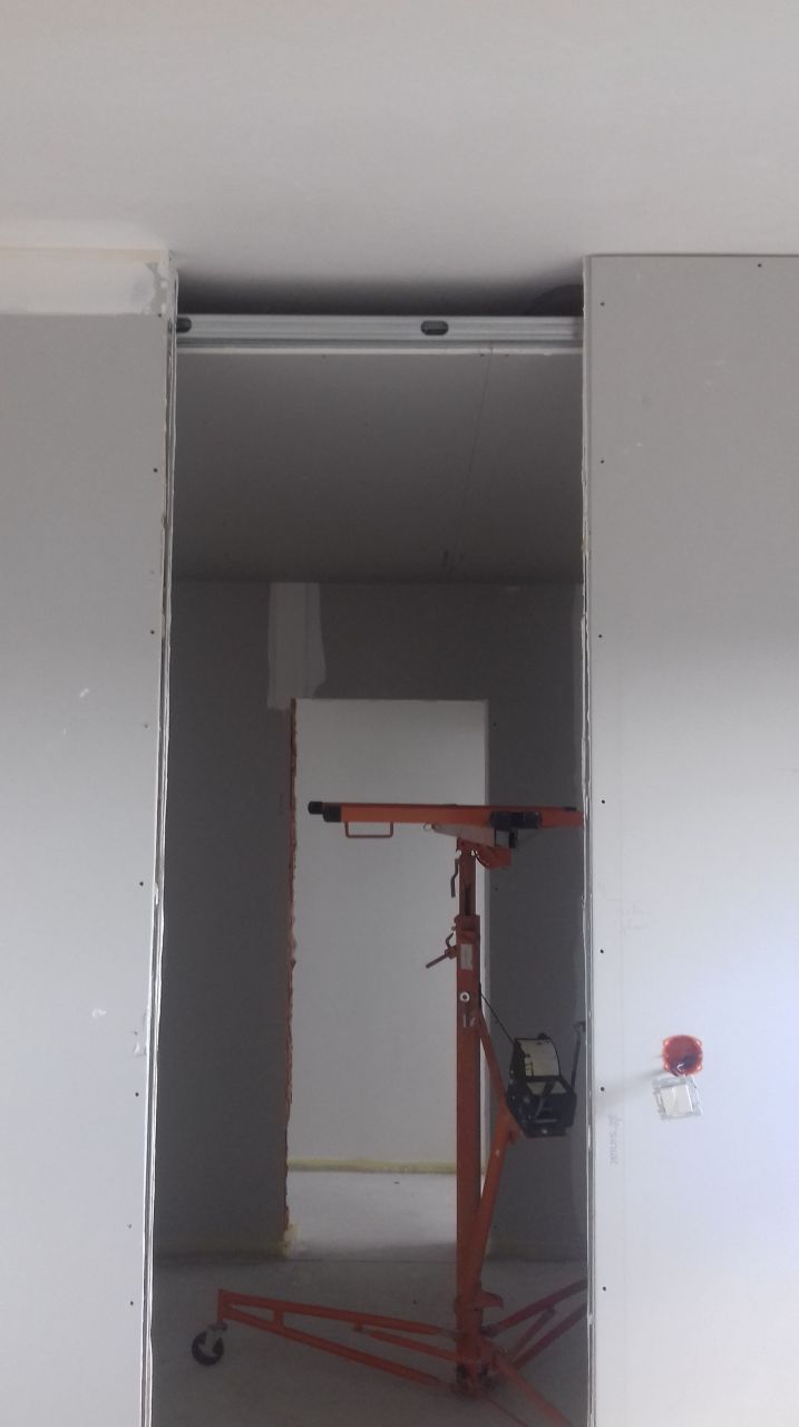 Faux plafond du dressing.
