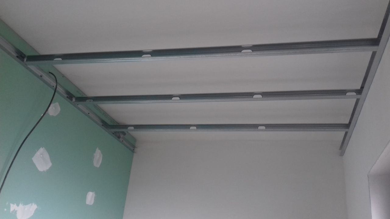 Faux plafond de la salle de bain parentale.