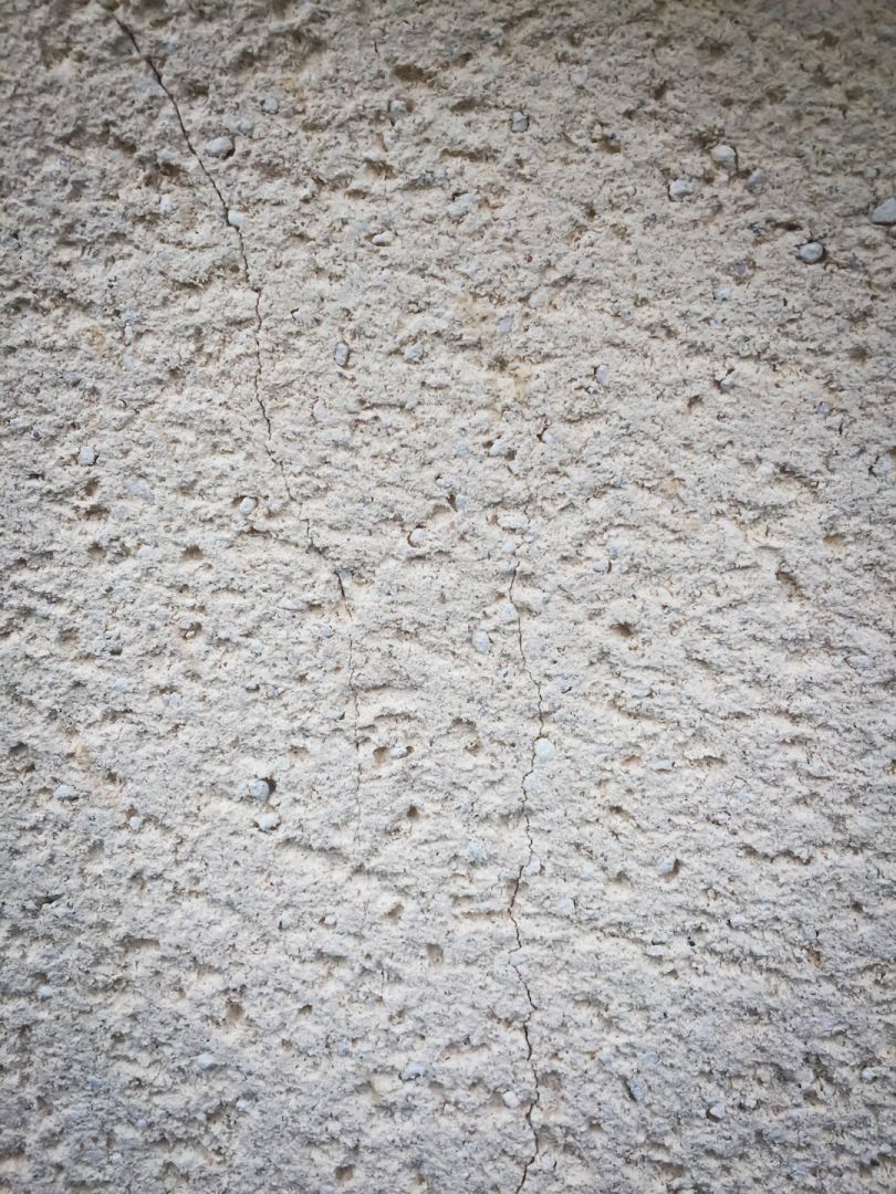 Premières Micro-fissures sur toutes la hauteur (pour le moment) sous appui de fenêtre - Maisons-Lelièvre