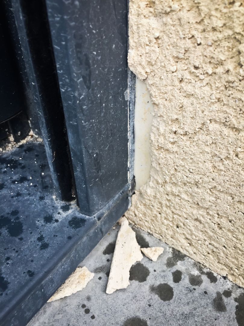 Enduit qui se décolle - Ce qui était à prévoir puisque la pose de la baie ne respectent pas les normes - Joint de presque 2cm entre la menuiserie et la maconnerie - Savoir-faire maisons lelièvre