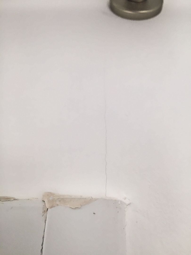 fissures sur le placo au dessus de presque toutes les baies - porte d'entrée - fenêtre du couloir - Savoir-faire maisons-lelièvre