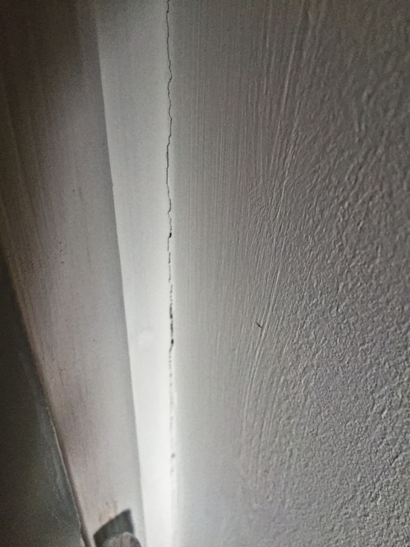 Pas de bande derrière une porte - Mauvaise conception - ca fissure du sol au plafond - savoir faire maisons-lelièvre