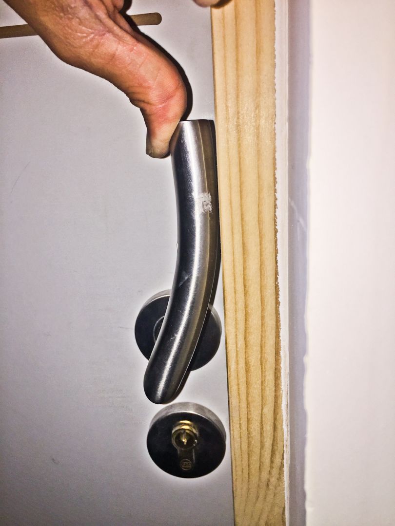 Logique de maisons-lelièvre - poignée de porte visiblement pas concu pour aller avec leur porte et leur cadre de porte. La poignée vient buter contre le cadre. Mais cela alerte personne...