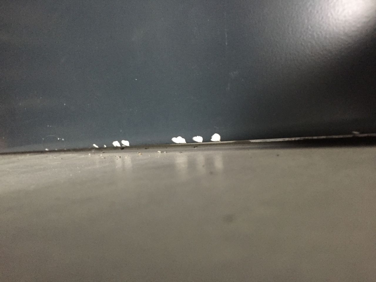 Eclat de peinture sur notre porte d'entrée ou l'on peut voir clairement qu'il y a seulement 5mm d'espace... Du coup le moindre petit gravillon sur le chemin de la porte fait un éclat! Merci Maisons-Lelièvre qui ne s'en ai bien sûr pas préoccupé