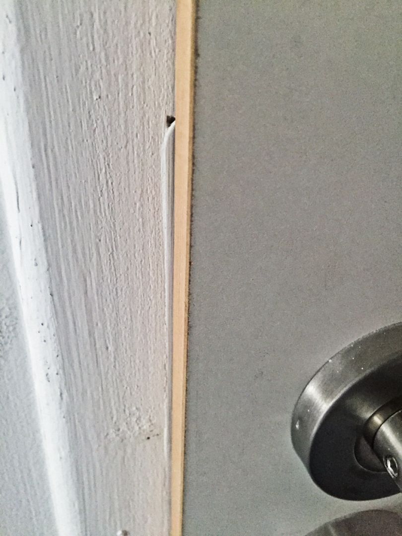 Cadre de porte mal posé et pas aligné. Du coup une partie du mécanisme dépasse de la porte, malgré que la porte soit à recouvrement! C'est laie! Signé Maisons-Lelièvre
