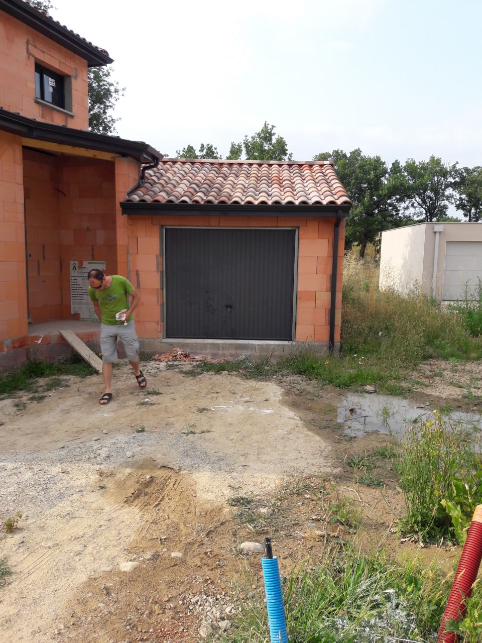 Gouttire  dplacer car impossible de plaquer un mur de clture sur le ct droit du garage (limite de notre terrain)