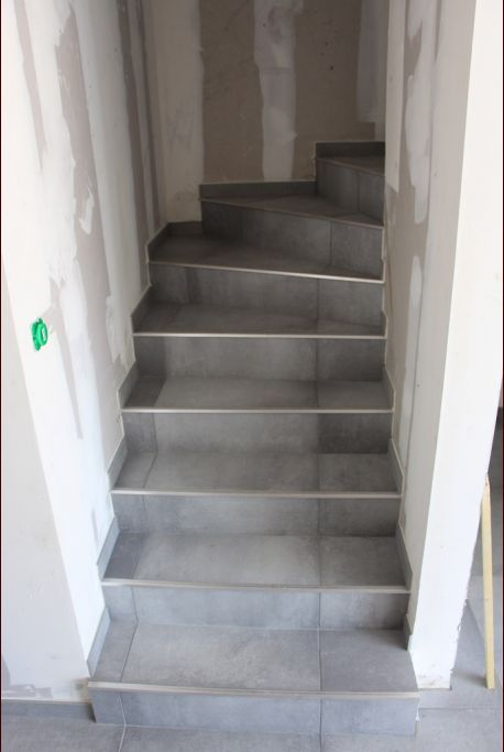 Escalier avec carrelage idem qu'au RdC 60x60