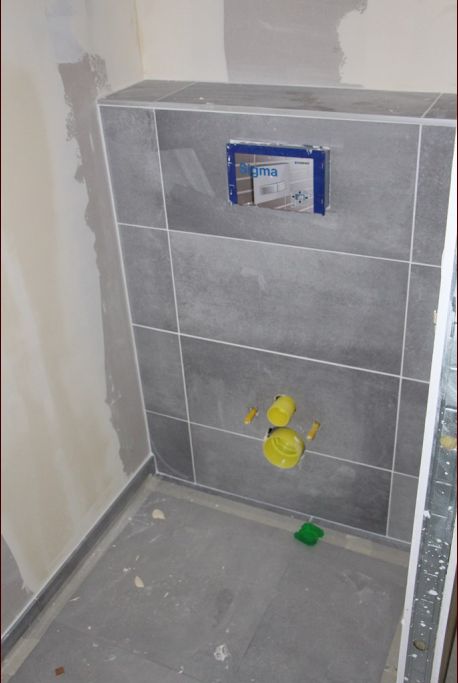 Carrelage du tablier des WC du bas, idem qu'au sol