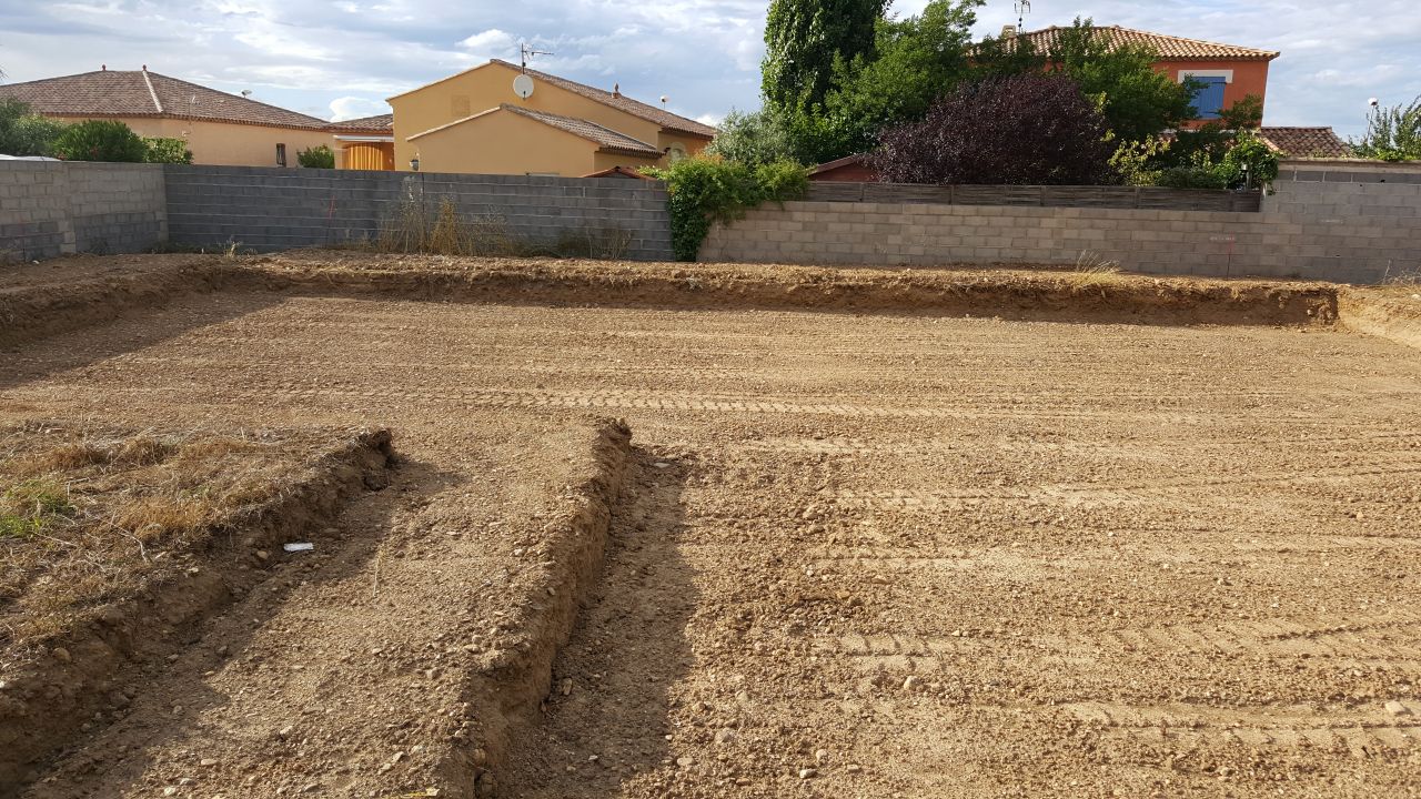 Terrassement termin(avec quelques diffrences de niveau selon les endroits vrifis et mesurs par nous. Certains endroits  60 cm et un angle  42 cm environ).