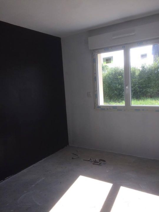 chambre peinture couleur Ébène de Tollens acheté à casto 1 sous couche blanche puis une seule couche de couleur