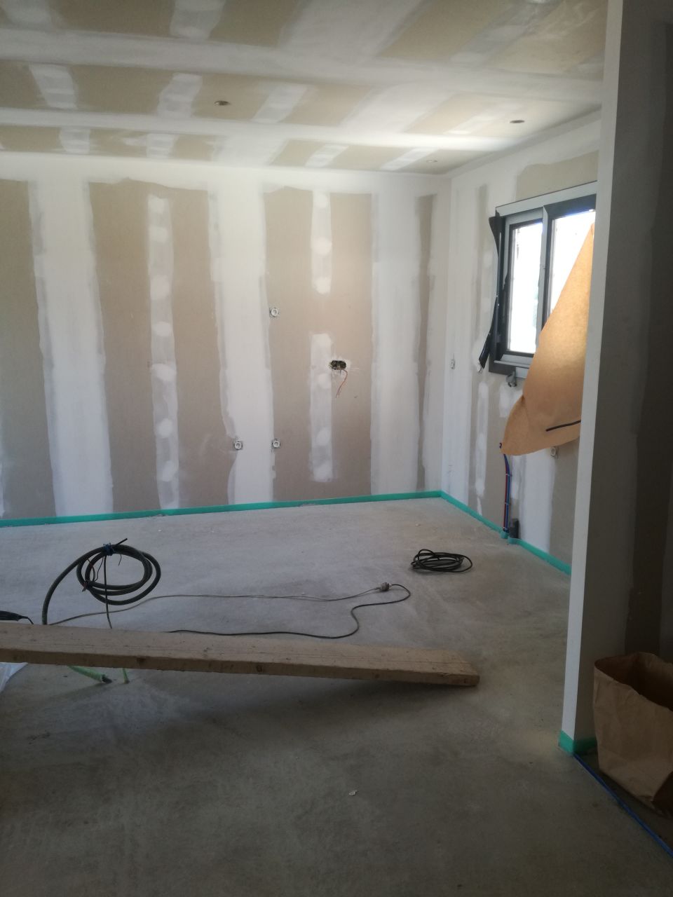 Finition des placos du bureau / buanderie : début des ponçages des joints !