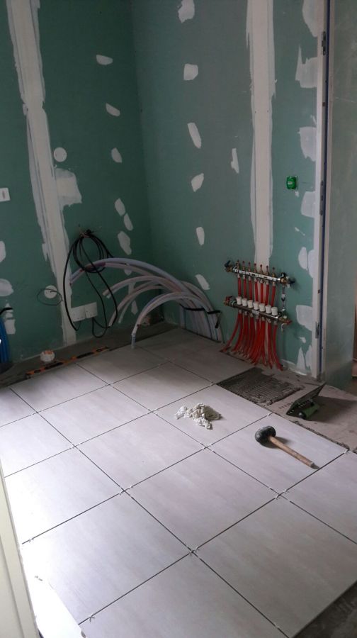 il s'agit de la pose du carrelage du cellier