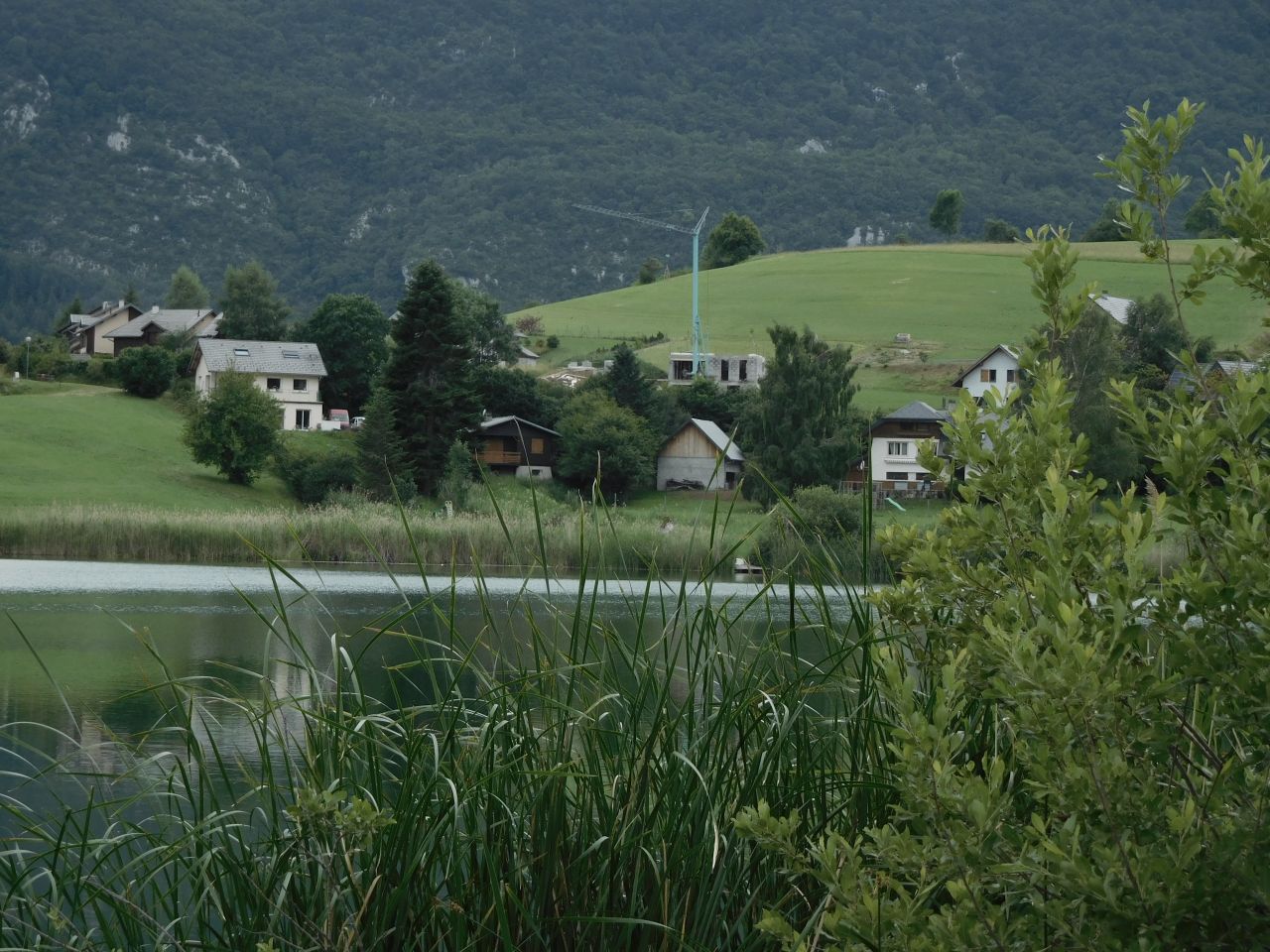 Vue du chantier depuis le bord du lac.