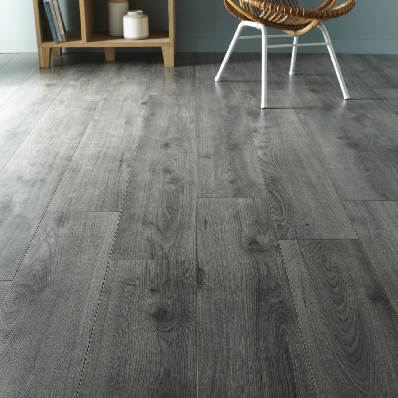 Parquet pour les chambres et le bureau.