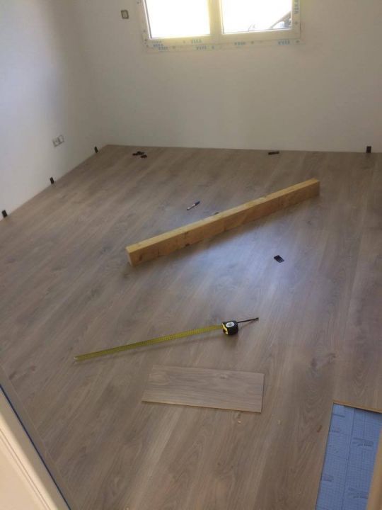 Film pare-vapeur parquet et sol stratifié, Stopcomfort Ep.0.2 mm SELIT, 16 m² (GRIS)
<br />
Sous-couche parquet et sol stratifié, Silence Ep.2 mm AXTON, 15 m² (BLEU)
<br />
Sol ARTEN basics7 decor chêne cendré (PARQUET)