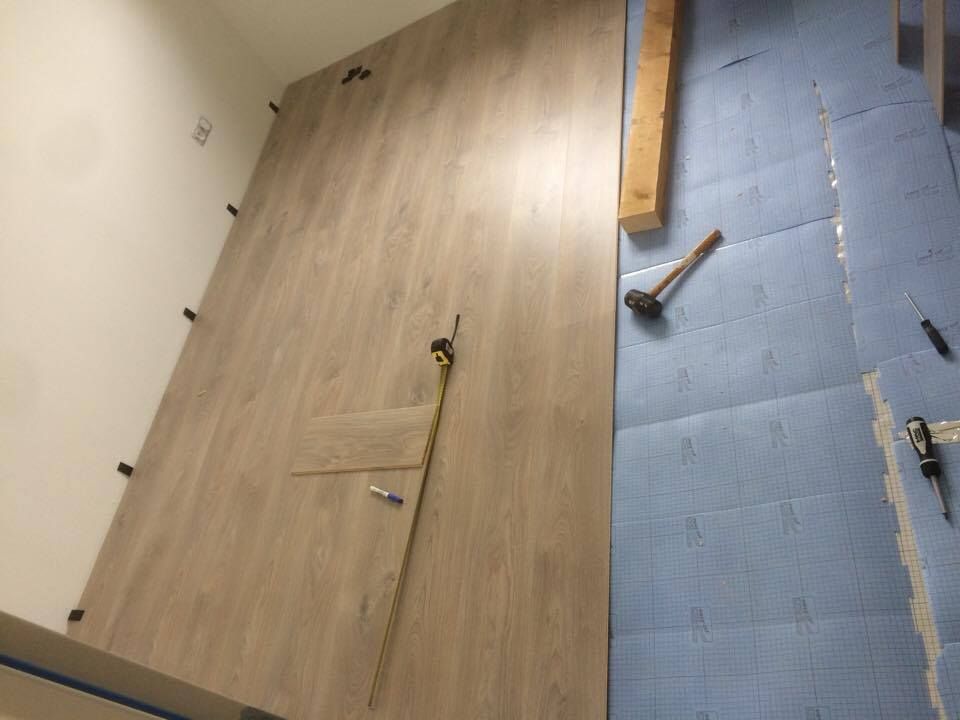 Film pare-vapeur parquet et sol stratifié, Stopcomfort Ep.0.2 mm SELIT, 16 m² (GRIS)
<br />
Sous-couche parquet et sol stratifié, Silence Ep.2 mm AXTON, 15 m² (BLEU)
<br />
Sol ARTEN basics7 decor chêne cendré (PARQUET)