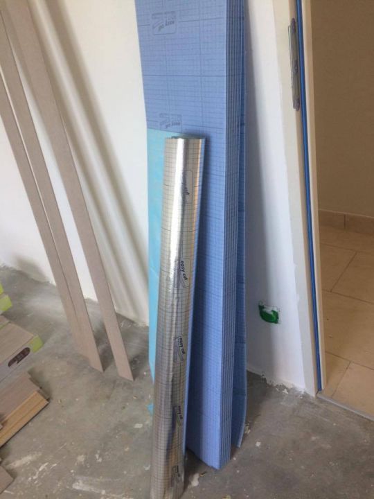 Film pare-vapeur parquet et sol stratifié, Stopcomfort Ep.0.2 mm SELIT, 16 m² (GRIS)
<br />
Sous-couche parquet et sol stratifié, Silence Ep.2 mm AXTON, 15 m² (BLEU)