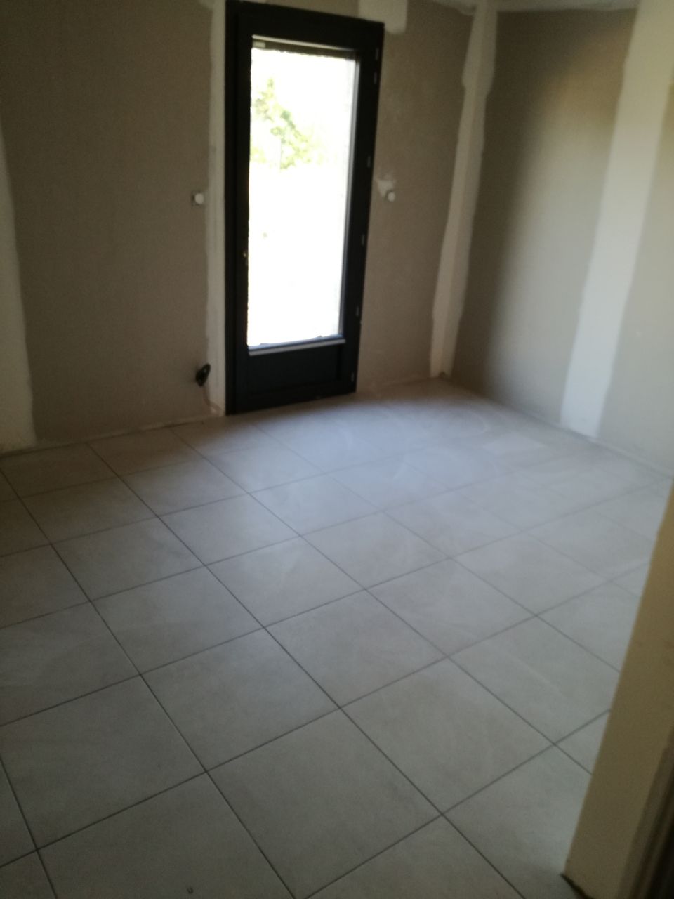 Début pose du carrelage : bureau + buanderie check !