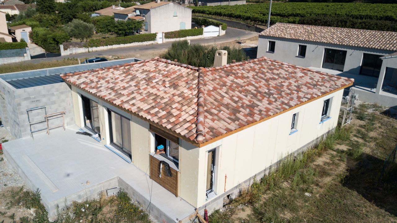 Photo par drone. Ici on voit le petit désalignement du faîtage...Celui sera rectifié demain.