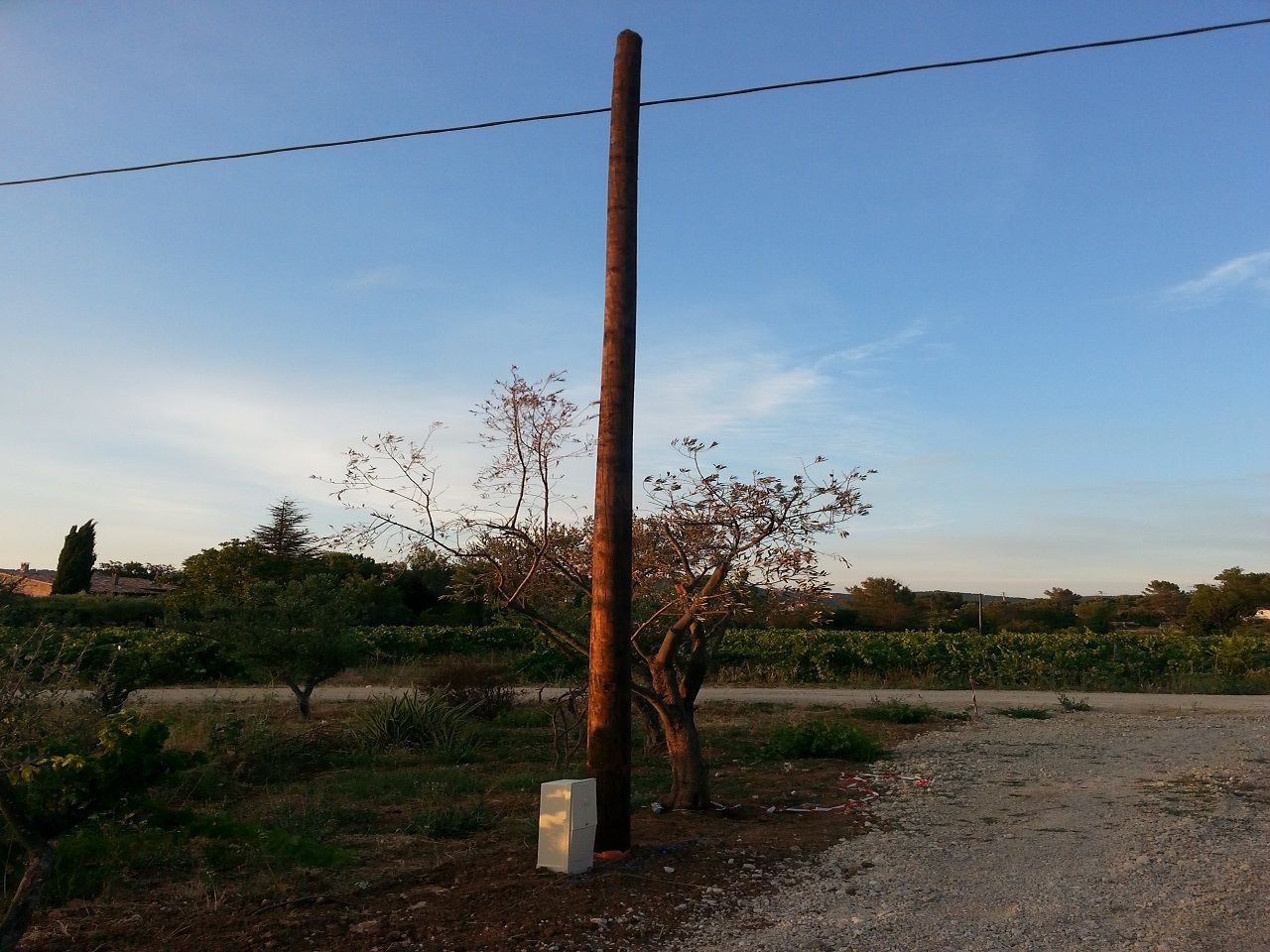 Installation poteau et coffret lectrique pour la viabilisation.