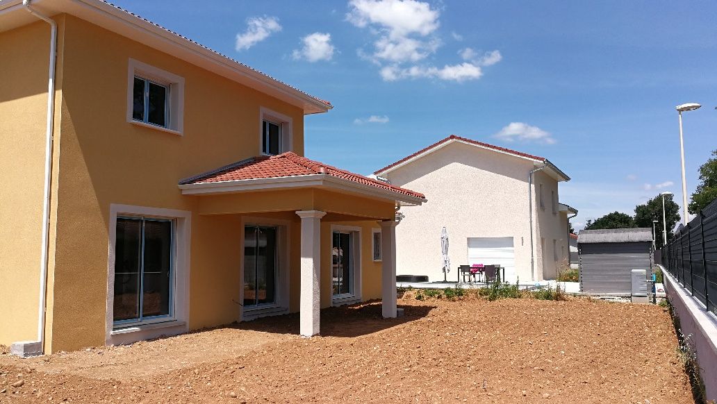 remise des terres en place, délimitation de la future terrasse. Il manque le muret de séparation avec les voisins.
<br />
Le midi on sera bien pour manger sous l'avancée de toit