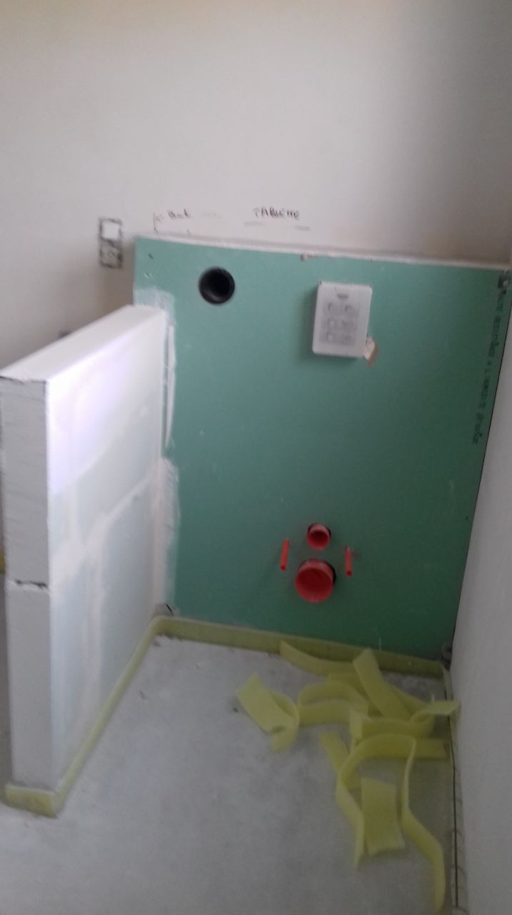 Bâti-support toilette + petit muret.