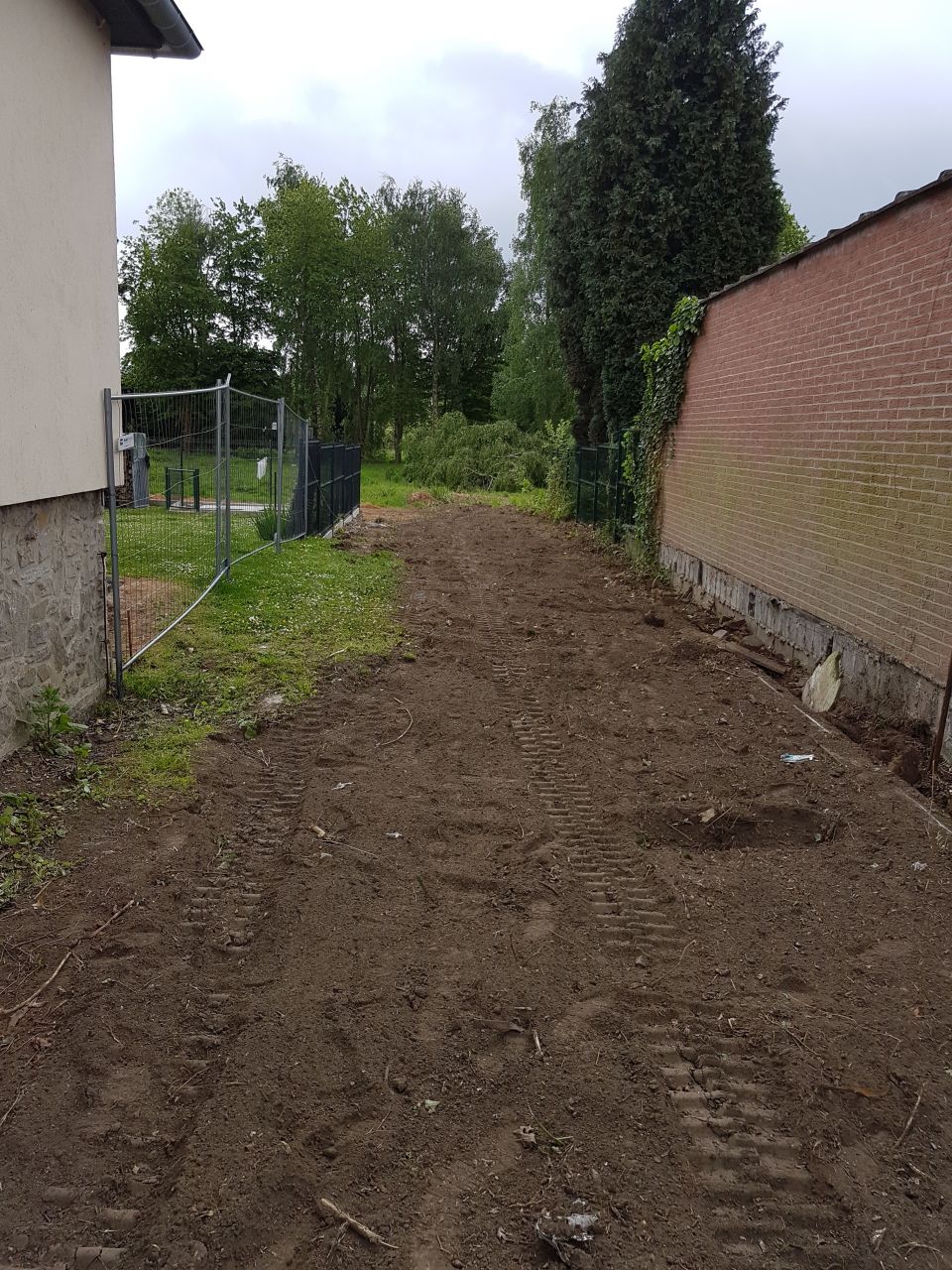 Le chemin dbarrass des buissons et autres arbustes vu depuis l'entre.