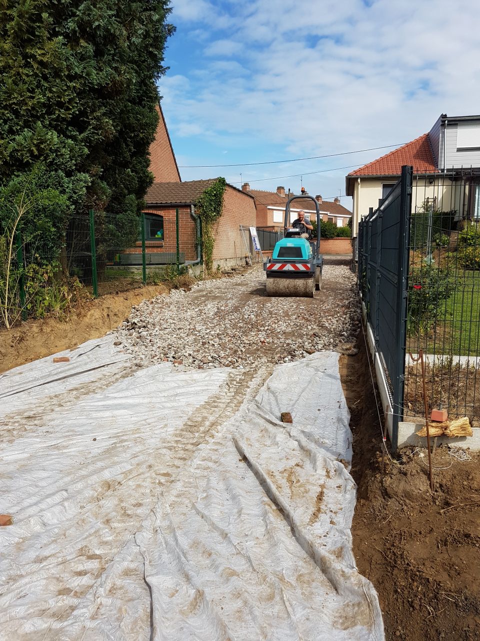 Une fois le chemin terrass, pose du gotextile et talement des "cailloux".