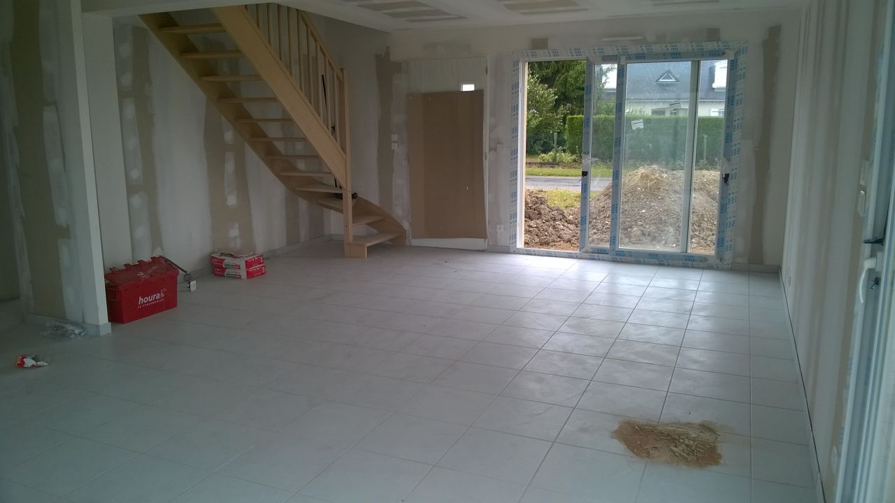 salon / séjour avec carrelage et escalier