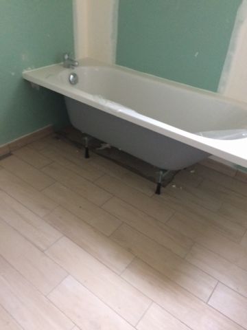 Salle de bain imitation parquet