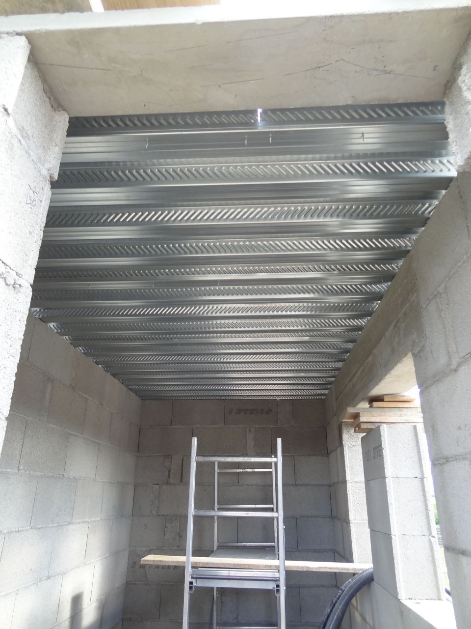 Mise en place plancher collaborant pour toit