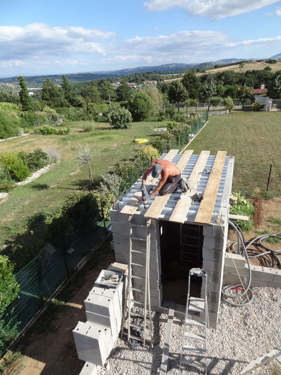Mise en place plancher collaborant pour toit