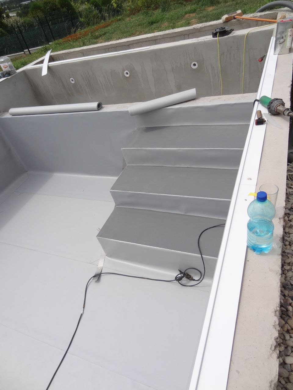 Mise en place PVC anthracite pour les escaliers