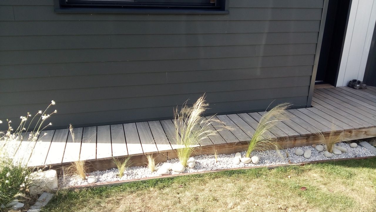 Création d'un massif: Stipa, galet, gravier de cabanac, délimitation avec lames de padouk recoupés